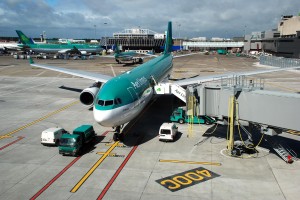 Dublin Havaalanı - Dublin Havaalanında önlük üzerinde Aer Lingus uçak